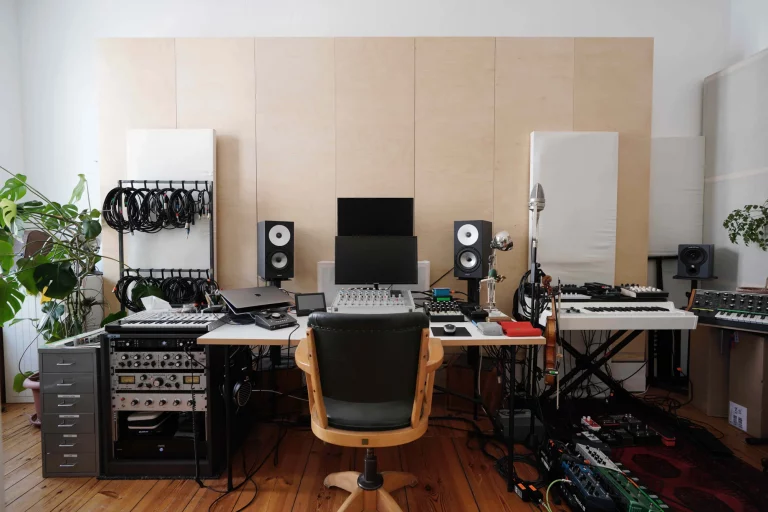 Simon Goff Explores the Expanses of Ambient Composition and Production with Amphion
